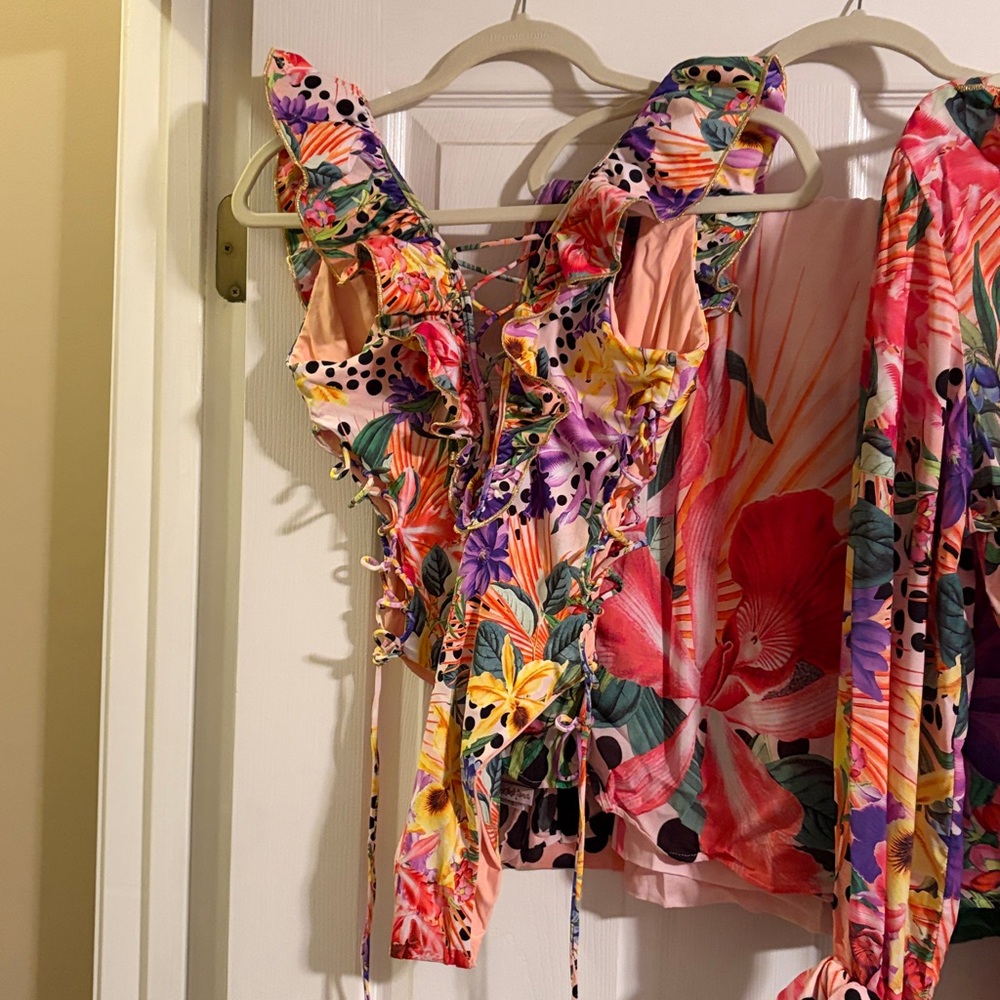 Luli Fama SHOCKING FLORALS.
Swimsuit
Pareo
Cover up
Limited print - Picture 5 of 12
